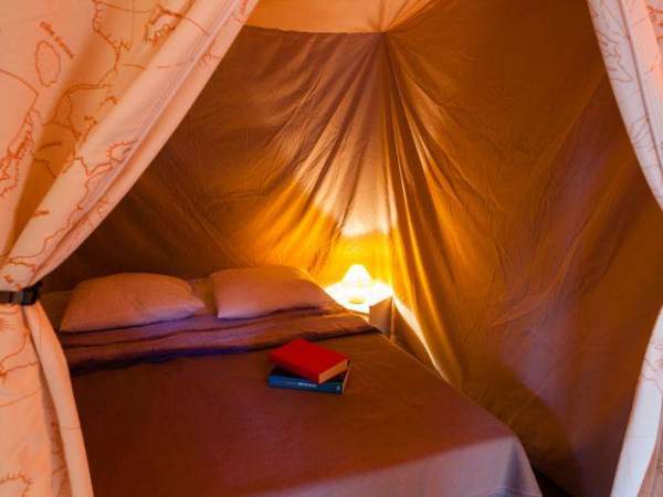 Chambre avec lit double pour les parents dans la tente